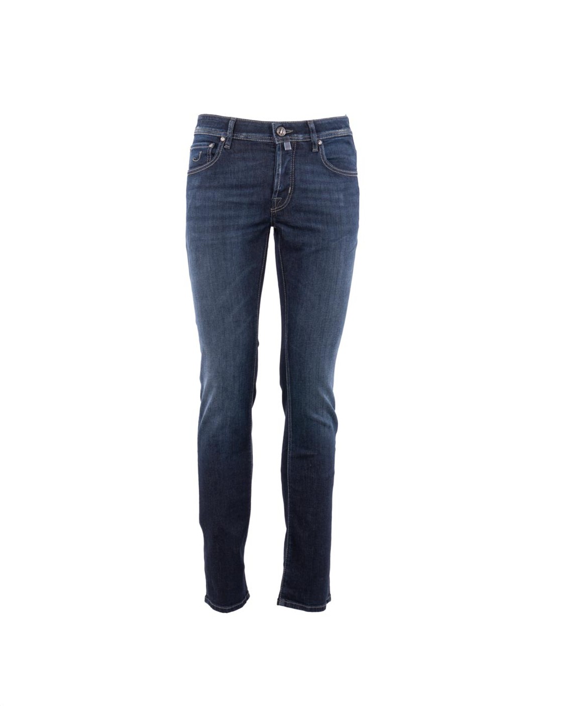 shop JACOB COHEN  Pantalone: Jacob Cohen pantaloni 5 tasche Scott.
Carrot slim fit con gamba cropped e cavallo basso.
Denim indaco super stretch soft di cotone e lyocell blu scuro con resinatura vintage, sabbiatura a mano, effetto dirty e texture morbida (10 once).
Salpa in velluto grigio scuro con pattern stampato a righe e logo.
Bottone dalla forma leggermente bombata con motivo a spina di pesce, strisce e logo centrale, finitura canna di fucile.
Include bandana con stampa a righe diagonali e rocchetto di filo.
Patta interna ricamata con nome del pantalone e citazione del fondatore.
Profumati con l’esclusiva fragranza Jacob Cohën.
Composizione: 81% cotone, 11% lyocell, 6% elastomultiestere, 2% elastan/spandex.
Made in Italy.. QE006 P3621-100D number 922241